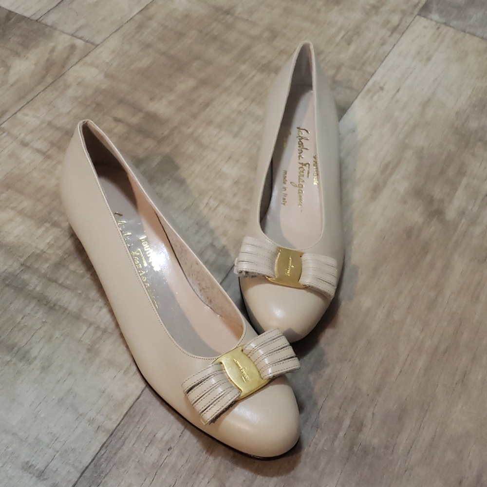 Salvatore Ferragamo 7.5 2A cream pumps
